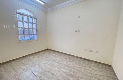 Villa - 5 Bedrooms - 4 Bathrooms for rent in Umm Al Seneem Street - Ain Khaled - Doha