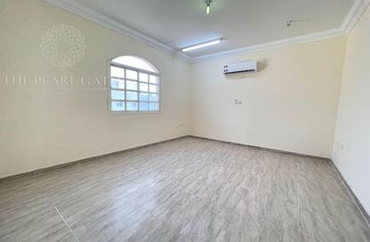 Villa - 5 Bedrooms - 4 Bathrooms for rent in Umm Al Seneem Street - Ain Khaled - Doha