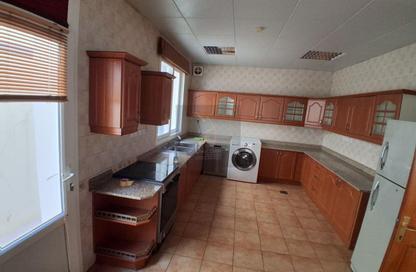 Compound - 3 Bedrooms - 3 Bathrooms for rent in Al Nasr Street - Al Nasr - Doha