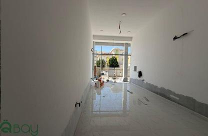 Shop - Studio for rent in Al Duhail - Al Duhail - Doha