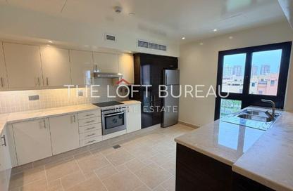 Apartment - 2 Bedrooms - 3 Bathrooms for rent in Mercato - Qanat Quartier - The Pearl Island - Doha