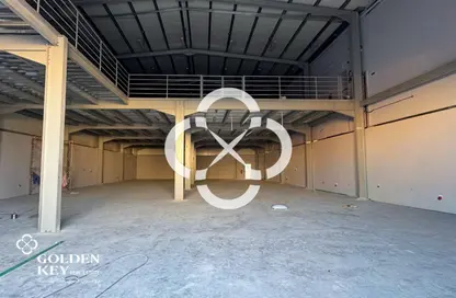 مخزن - استوديو - 8 حمامات للايجار في شارع الصناعية الشرقي - بركة العوامر - الوكرة