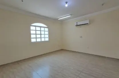 فيلا - 5 غرف نوم - 4 حمامات للايجار في شارع ام السنيم - عين خالد - الدوحة