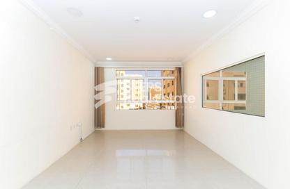 Office Space - Studio - 2 Bathrooms for rent in Anas Street - Fereej Bin Mahmoud North - Fereej Bin Mahmoud - Doha