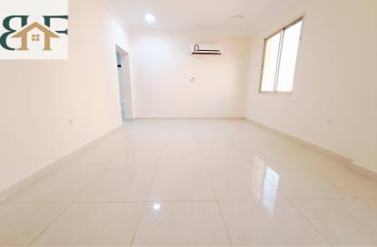 Apartment - 2 Bedrooms - 2 Bathrooms for rent in Umm Ghwailina Comm - Umm Ghuwalina - Umm Ghuwailina - Doha
