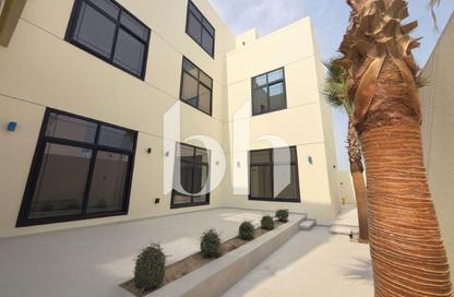 Apartment - 6 Bedrooms - 4 Bathrooms for sale in Umm Qarn - Al Daayen