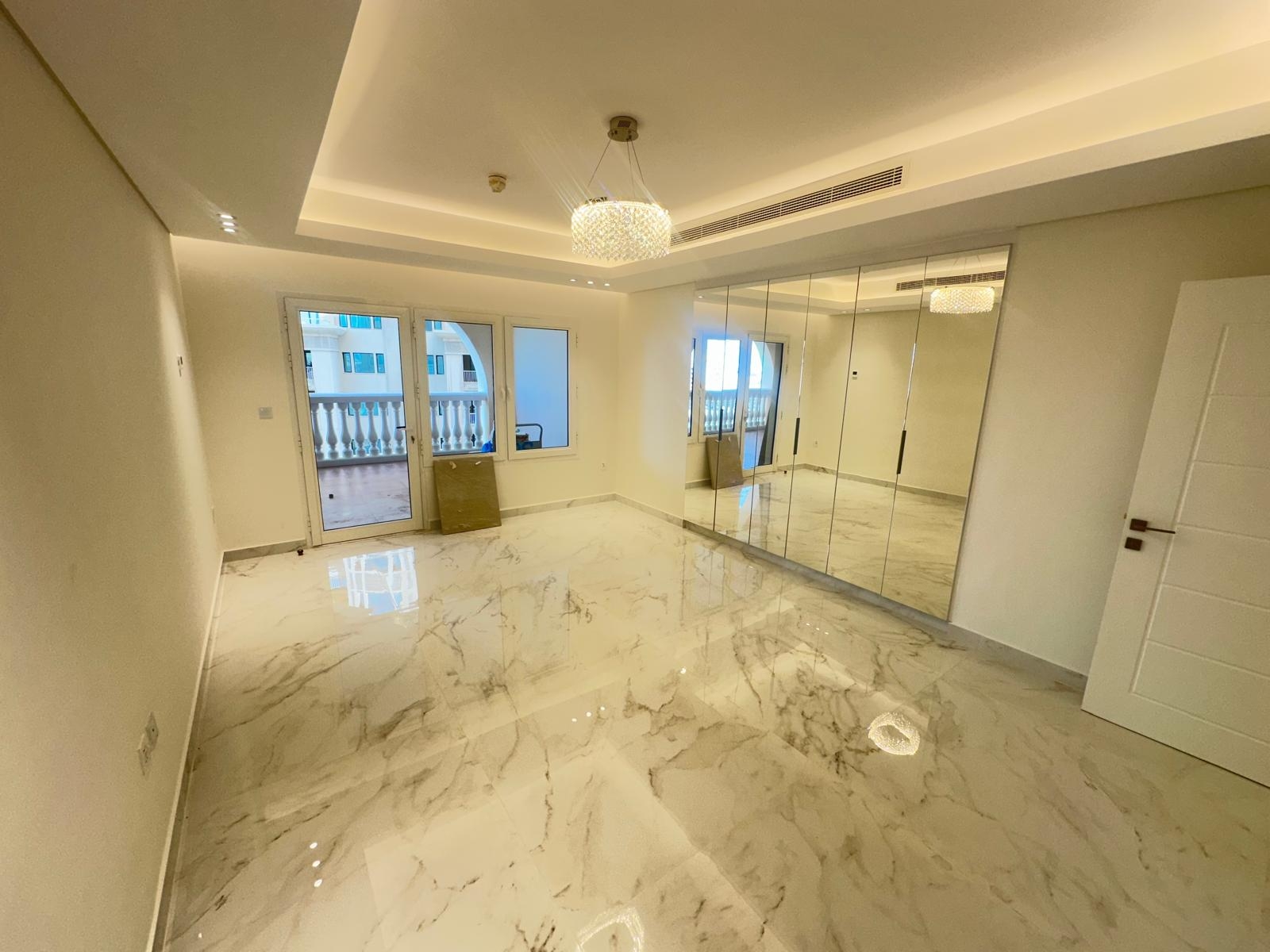 Luxury  Apartment for sale porto Arabia thumbnail 5