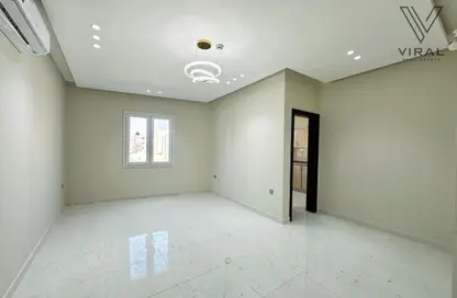 شقة - 2 غرف نوم - 2 حمامات للايجار في شارع المطار القديم - طريق المطار القديم - الدوحة