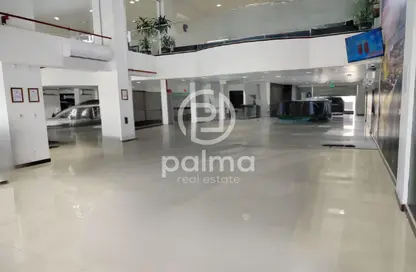 معرض - استوديو - 3 حمامات للايجار في مبنى سلوي التجاري - طريق سلوى - الدوحة