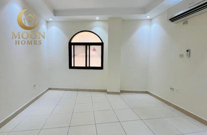 Apartment - 2 Bedrooms - 1 Bathroom for rent in Umm Ghwailina Comm - Umm Ghuwalina - Umm Ghuwailina - Doha