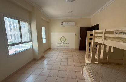 Apartment - 3 Bedrooms - 2 Bathrooms for rent in Umm Ghwailina Comm - Umm Ghuwalina - Umm Ghuwailina - Doha