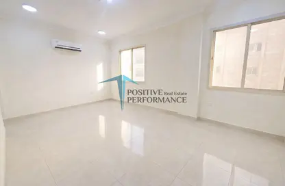 Apartment - 2 Bedrooms - 2 Bathrooms for rent in Umm Ghuwalina - Umm Ghuwailina - Doha