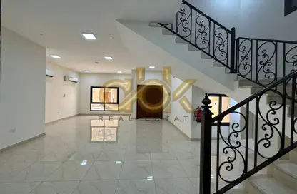 فيلا - 5 غرف نوم - 4 حمامات للايجار في شارع المرخية - المرخية - الدوحة