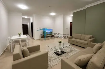 Apartment - 2 Bedrooms - 2 Bathrooms for rent in Ramada Tower - Al Muntazah - Doha