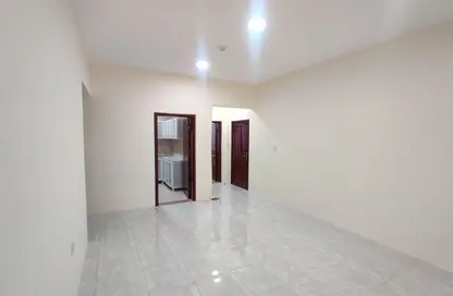 Compound - 2 Bedrooms - 2 Bathrooms for rent in Umm Ghuwailina 4 - Umm Ghuwailina - Doha