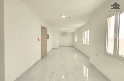 شقة - 2 غرف نوم - 2 حمامات للايجار في شارع المطار القديم - طريق المطار القديم - الدوحة