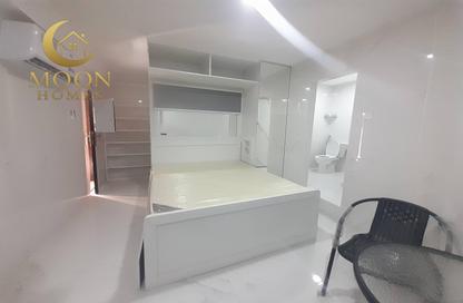 Apartment - Studio - 1 Bathroom for rent in Umm Ghuwalina - Umm Ghuwailina - Doha