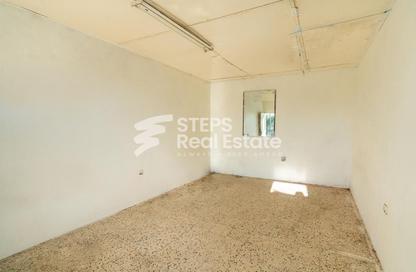 Labor Camp - Studio - 7+ Bathrooms for rent in Industrial Area 4 - Industrial Area - Industrial Area - Doha