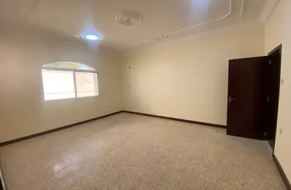 Apartment - 5 Bedrooms - 5 Bathrooms for rent in Al Maamoura - Al Maamoura - Doha