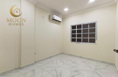 Apartment - 1 Bedroom - 1 Bathroom for rent in Umm Ghuwailina 4 - Umm Ghuwailina - Doha