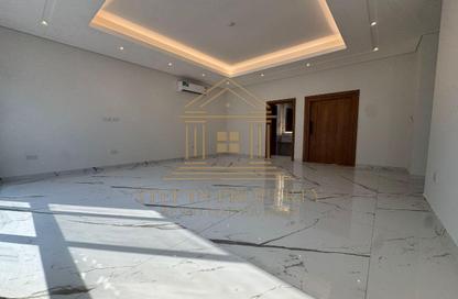 مجمع سكني - 5 غرف نوم - 6 حمامات للايجار في طريق سلوى - العزيزية - الدوحة