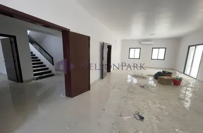 مجمع سكني - 5 غرف نوم - 6 حمامات للايجار في شارع النعيجة - غرب الهلال - الهلال - الدوحة