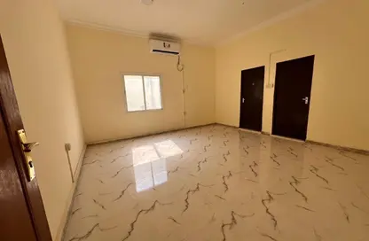 Apartment - 1 Bedroom - 1 Bathroom for rent in Bin Omran 35 - Fereej Bin Omran - Doha