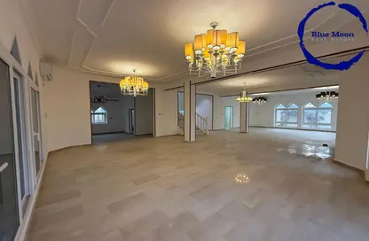 فيلا - 4 غرف نوم - 5 حمامات للايجار في الدفنة - الدفينة - الدوحة