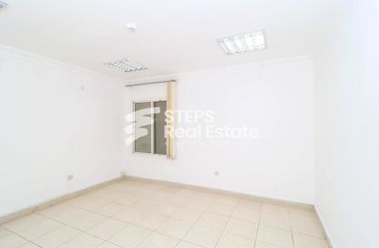 Office Space - Studio - 2 Bathrooms for rent in Al Hanaa Street - Al Gharrafa - Doha