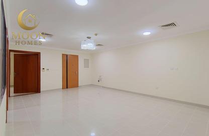 Apartment - 3 Bedrooms - 2 Bathrooms for rent in Umm Ghuwailina 4 - Umm Ghuwailina - Doha