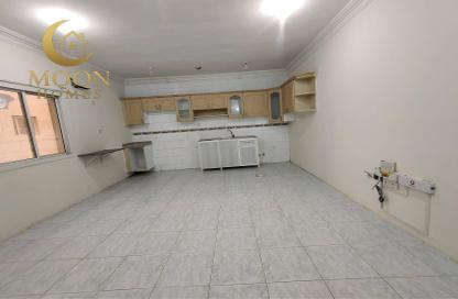Apartment - 1 Bedroom - 1 Bathroom for rent in Umm Ghwailina Comm - Umm Ghuwalina - Umm Ghuwailina - Doha