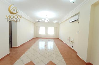 Apartment - 2 Bedrooms - 2 Bathrooms for rent in Umm Ghuwalina - Umm Ghuwailina - Doha