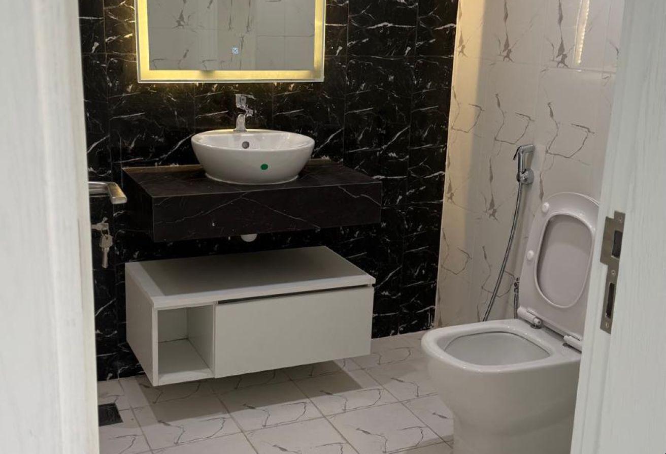 AMAZING 2 BHK FF IN CRESCENT TOWER POOL VIEW thumbnail 17