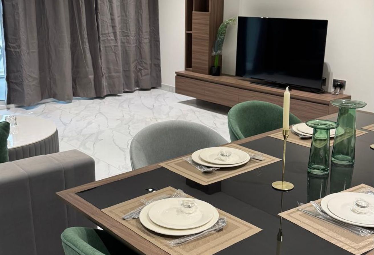 AMAZING 2 BHK FF IN CRESCENT TOWER POOL VIEW thumbnail 12