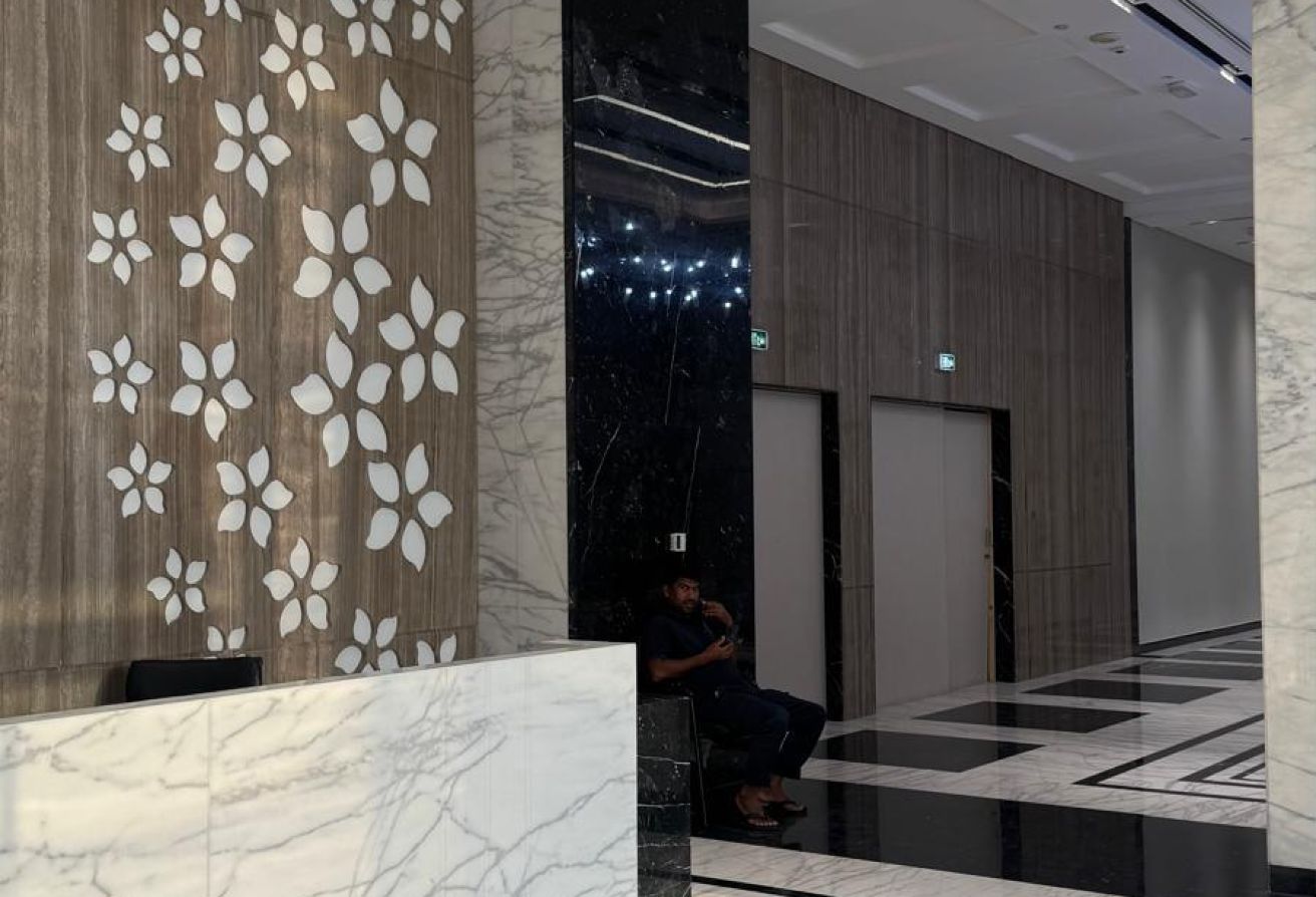 AMAZING 2 BHK FF IN CRESCENT TOWER POOL VIEW thumbnail 29