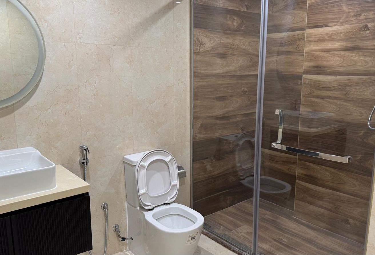 AMAZING 2 BHK FF IN CRESCENT TOWER POOL VIEW thumbnail 22