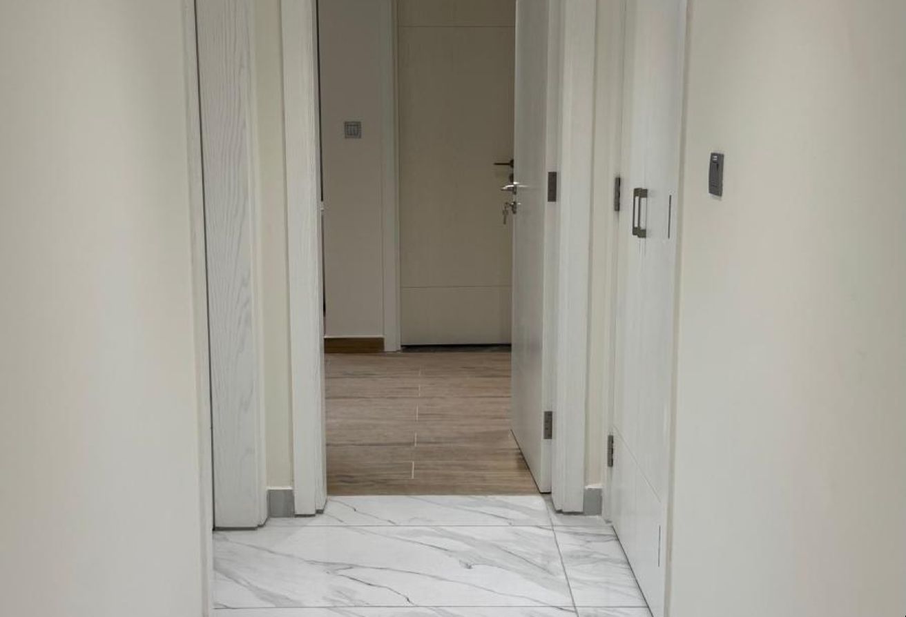 AMAZING 2 BHK FF IN CRESCENT TOWER POOL VIEW thumbnail 18