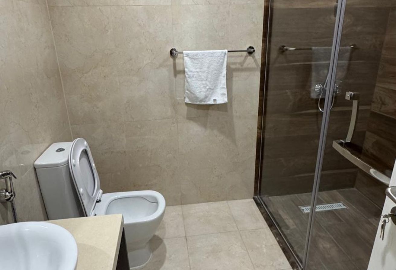AMAZING 2 BHK FF IN CRESCENT TOWER POOL VIEW thumbnail 11