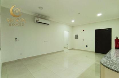 Apartment - 1 Bedroom - 1 Bathroom for rent in Umm Ghuwailina 4 - Umm Ghuwailina - Doha Apartment - 1 Bedroom - 1 Bathroom for rent in Umm Ghuwailina 4 - Umm Ghuwailina - Doha