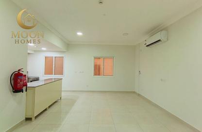 Apartment - 1 Bedroom - 1 Bathroom for rent in Umm Ghuwailina 4 - Umm Ghuwailina - Doha