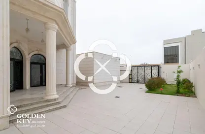 فيلا - 8 غرف نوم - 8 حمامات للبيع في الدفنة - الدفينة - الدوحة