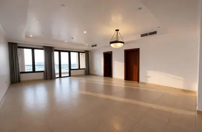 شقة - 3 غرف نوم - 4 حمامات للايجار في طريق بورتو الشرقي - بورتو أرابيا - جزيرة اللؤلؤة - الدوحة