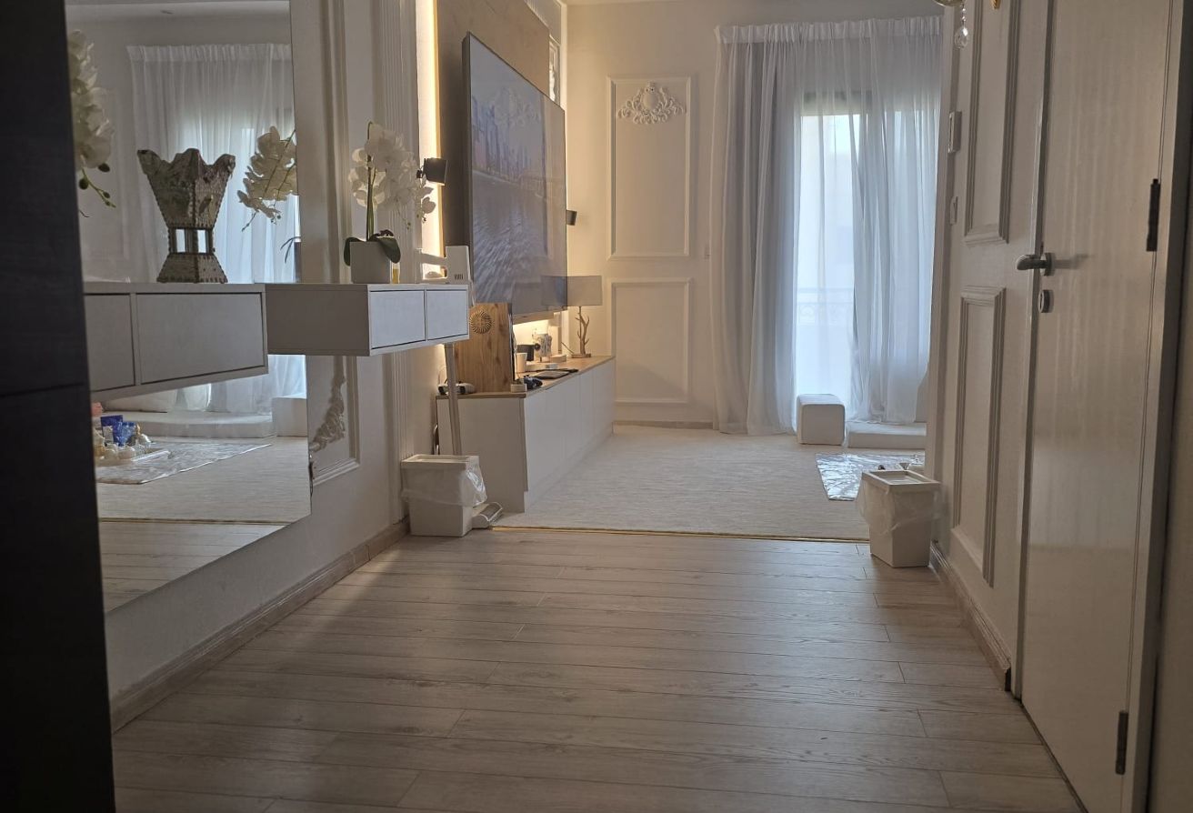 HIGH END LUXURY UPGRADED STUDIO ON SALE BEST DEAL thumbnail 2