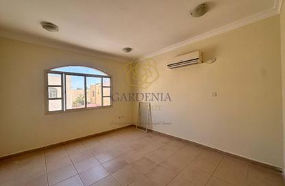 مجمع سكني - 4 غرف نوم - 4 حمامات للايجار في شارع الثمار - أم غويلينا - الدوحة