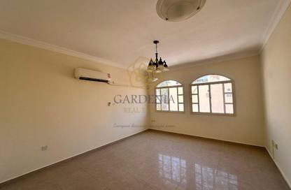 مجمع سكني - 4 غرف نوم - 4 حمامات للايجار في شارع الثمار - أم غويلينا - الدوحة
