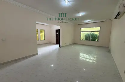 فيلا - 4 غرف نوم - 4 حمامات للايجار في سوق الغرافة - الغرافة - الدوحة