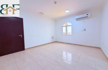 Apartment - 2 Bedrooms - 2 Bathrooms for rent in Umm Ghwailina Comm - Umm Ghuwalina - Umm Ghuwailina - Doha