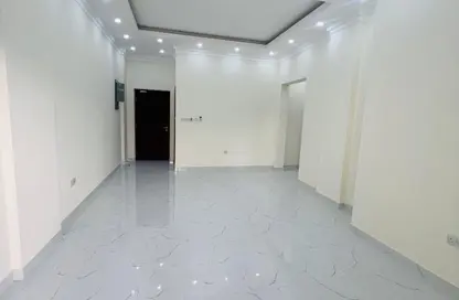 شقة - 3 غرف نوم - 3 حمامات للايجار في فريج كليب - الدوحة