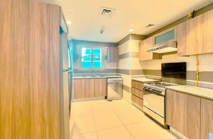 Apartment - 2 Bedrooms - 3 Bathrooms for rent in Marina Tower 23 - Marina District - Lusail