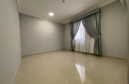 Apartment - 2 Bedrooms - 2 Bathrooms for rent in Umm Ghwailina Comm - Umm Ghuwalina - Umm Ghuwailina - Doha